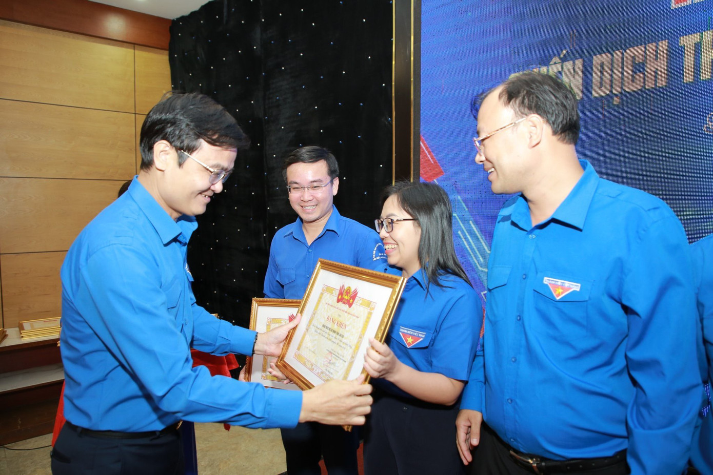 Bí thư thứ nhất T.Ư Đoàn Quang Huy trao tặng Bằng khen tập thể có thành tích xuất sắc trong triển khai, tổ chức các hoạt động Chiến dịch TNTN Hè 2023. Ảnh: Bảo Anh Bí thư thứ nhất T.Ư Đoàn Quang Huy trao tặng Bằng khen tập thể có thành tích xuất sắc trong triển khai, tổ chức các hoạt động Chiến dịch TNTN Hè 2023. Ảnh: Bảo Anh