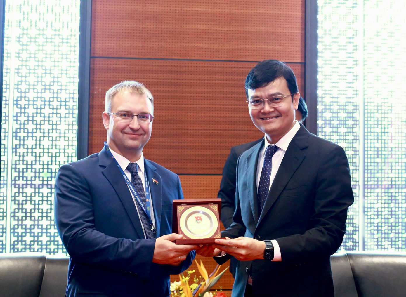 Uỷ viên dự khuyết T.Ư Đảng, Bí thư thứ nhất T.Ư Đoàn Bùi Quang Huy (bên phải) tặng quà lưu niệm ông Sergei Klishevich - Hạ Nghị sĩ, Uỷ viên Ban Chấp hành T.Ư Đảng, Bí thư T.Ư Đoàn TNCS Belarus. Ảnh: Như Ý