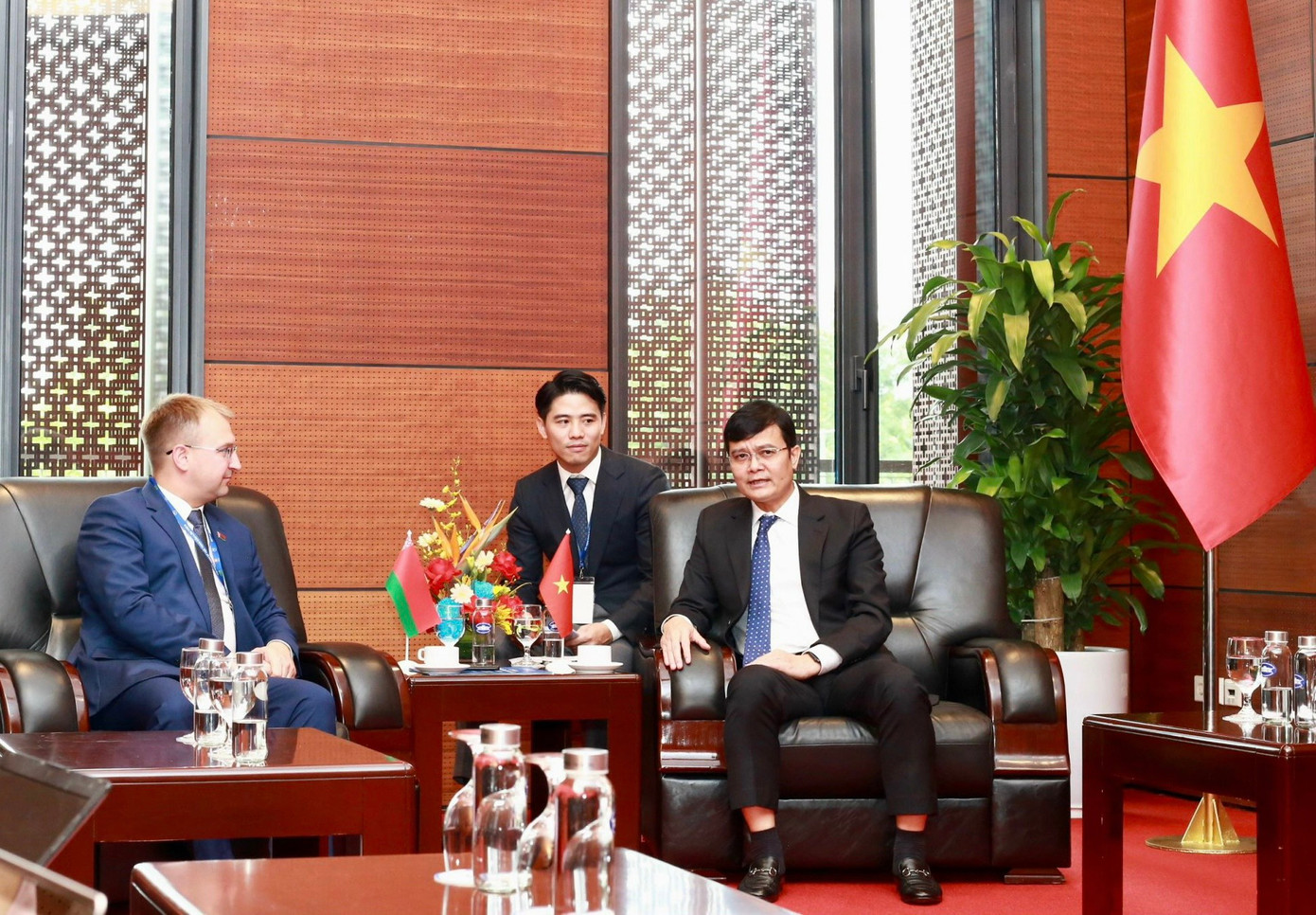Ủy viên dự khuyết T.Ư Đảng, Bí thư thứ nhất T.Ư Đoàn Bùi Quang Huy, tiếp xã giao Hạ Nghị sĩ, Uỷ viên Ban Chấp hành T.Ư Đảng, Bí thư T.Ư Đoàn TNCS Belarus Sergei Klishevich. Ảnh: Như Ý