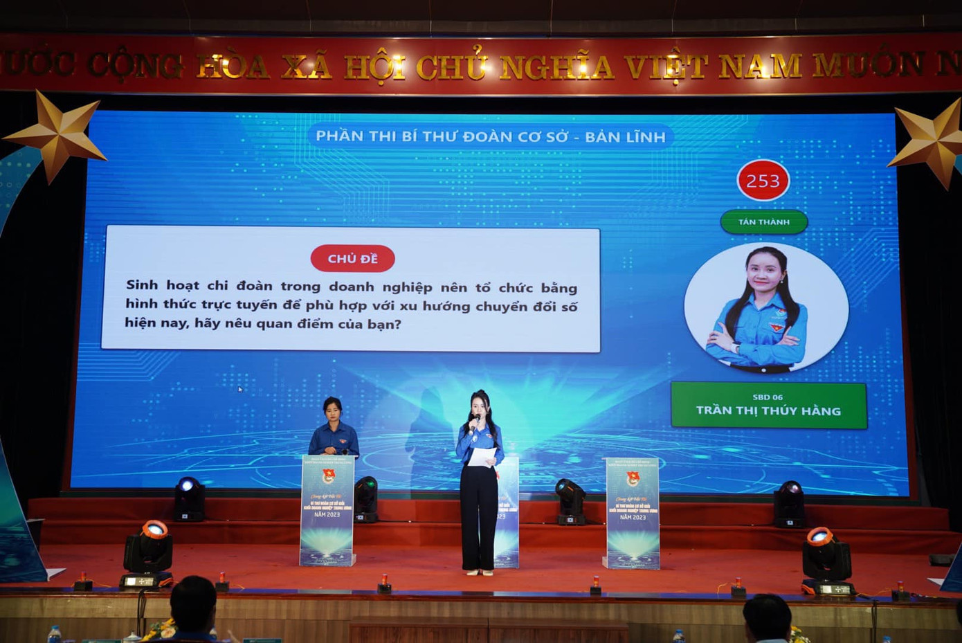 Thí sinh Trần Thị Thúy Hằng trong phần thi Bí thư Đoàn cơ sở - Bản lĩnh