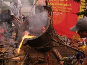 Dòng đồng đầu tiên được đổ vào khuôn tượng. Nguồn: Internet. Dòng đồng đầu tiên được đổ vào khuôn tượng. Nguồn: Internet