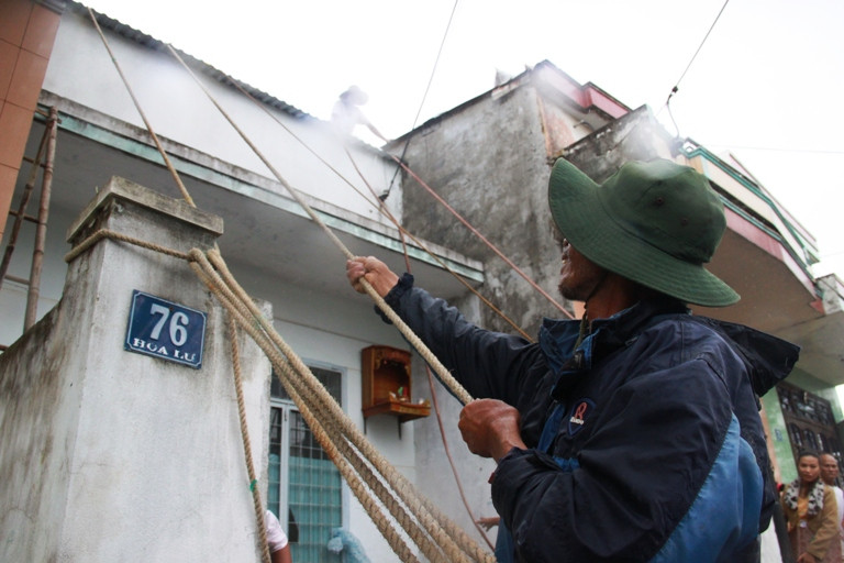 Tại các khu vực dân cư ven biển, người dân hối hả chằng chống nhà cửa