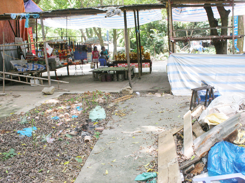Rác chôn cạnh suối Yến, trên bến Trò và sau hàng quán. Ảnh: T.T. Rác chôn cạnh suối Yến, trên bến Trò và sau hàng quán. Ảnh: T.T