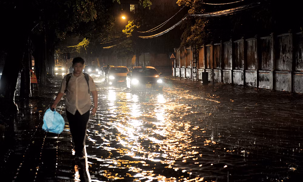 Nhiều tuyến đường Hà Nội tê liệt vì cơn mưa lớn ảnh 14