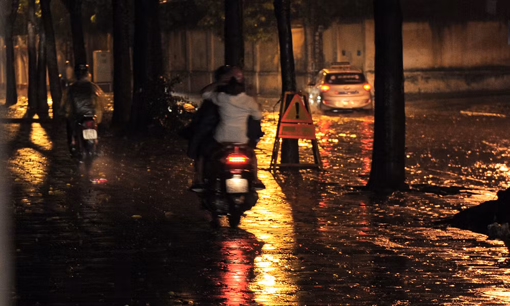 Nhiều tuyến đường Hà Nội tê liệt vì cơn mưa lớn ảnh 13