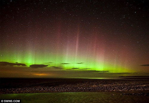 Cực quang ở phía Nam Iceland Cực quang ở gần thành phố Trondheim Nauy Cực quang ở gần thành phố Tromsoe, Bắc Nauy Hình ảnh cực quang ở Alnwick, Northumberland, Vương quốc Anh – nơi cực quang hiếm xuất hiện Vùng đất hoang Pennine tại vùng biên giới giữa County Durham và North Yorkshire Thị trấn Lakselv ở Porsanger Fjord, Nauy Donegal, Ireland