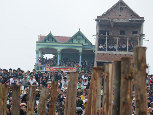 ...rồi trên nóc nhà