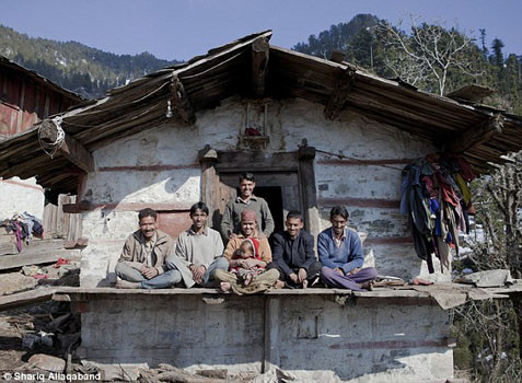 Rajo Verma và 5 người chồng trước căn nhà nghèo 