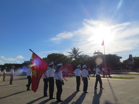 Các chiến sĩ Hải quân ngày đêm thao luyện quyết tâm giữ vững chủ quyền biển đảo của Tổ quốc. Trong ảnh: Các chiến sĩ đảo Trường Sa Lớn duyệt đội ngũ trước bia chủ quyền