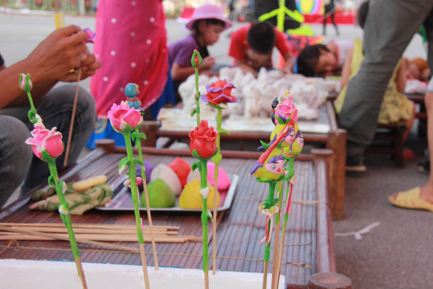 Một góc khác trong lễ hội thả diều cũng không kém màu sắc. Một góc khác trong lễ hội thả diều cũng không kém màu sắc