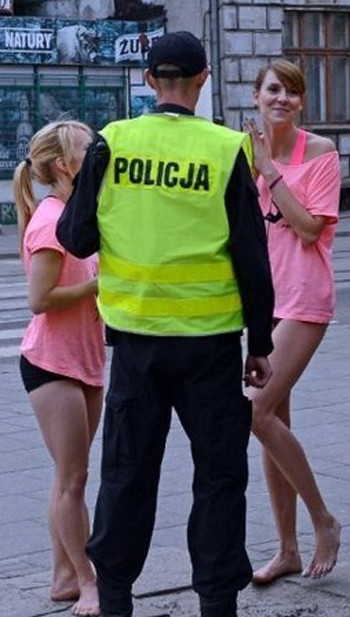 Song cảnh sát đã can thiệp do ảnh hưởng, cản trở giao thông.