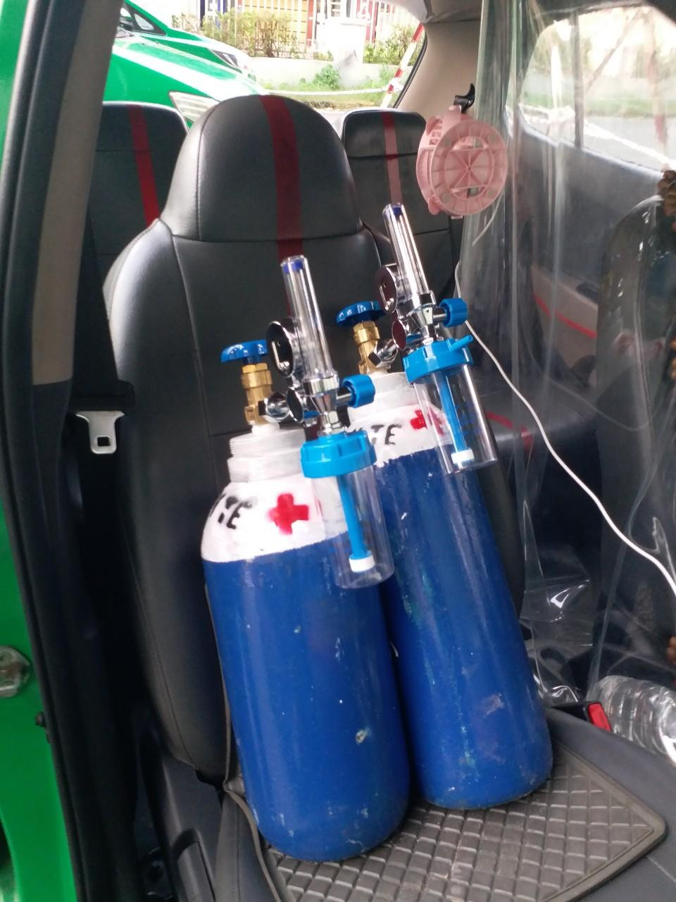 Bình oxy được lắp trên ghế sau để hỗ trợ bệnh nhân chuyển viện cấp cứu.