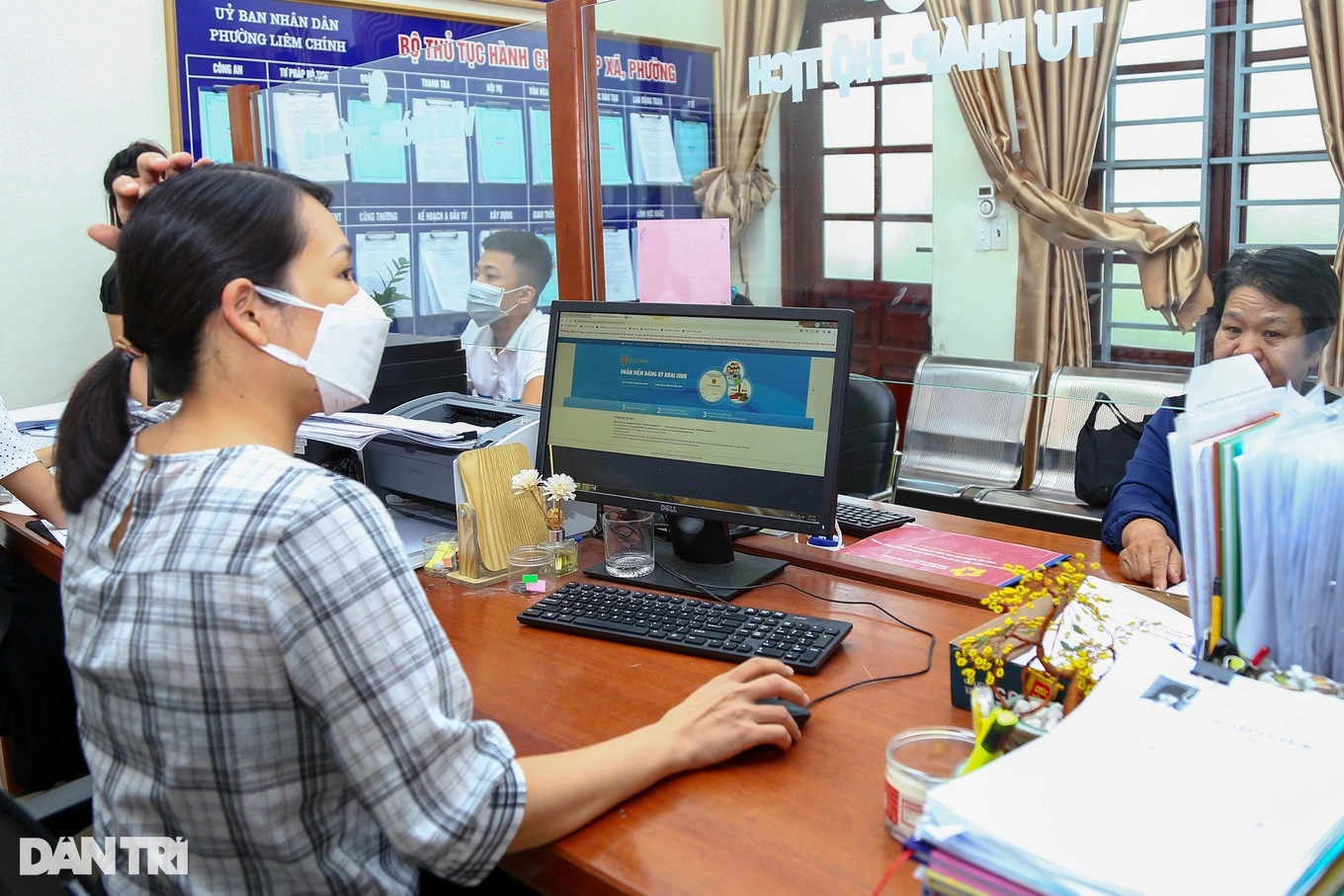 Theo nghị quyết 27, công chức sẽ có 2 bảng lương sau khi cải cách tiền lương (Ảnh: Hoa Lê). Theo nghị quyết 27, công chức sẽ có 2 bảng lương sau khi cải cách tiền lương (Ảnh: Hoa Lê).