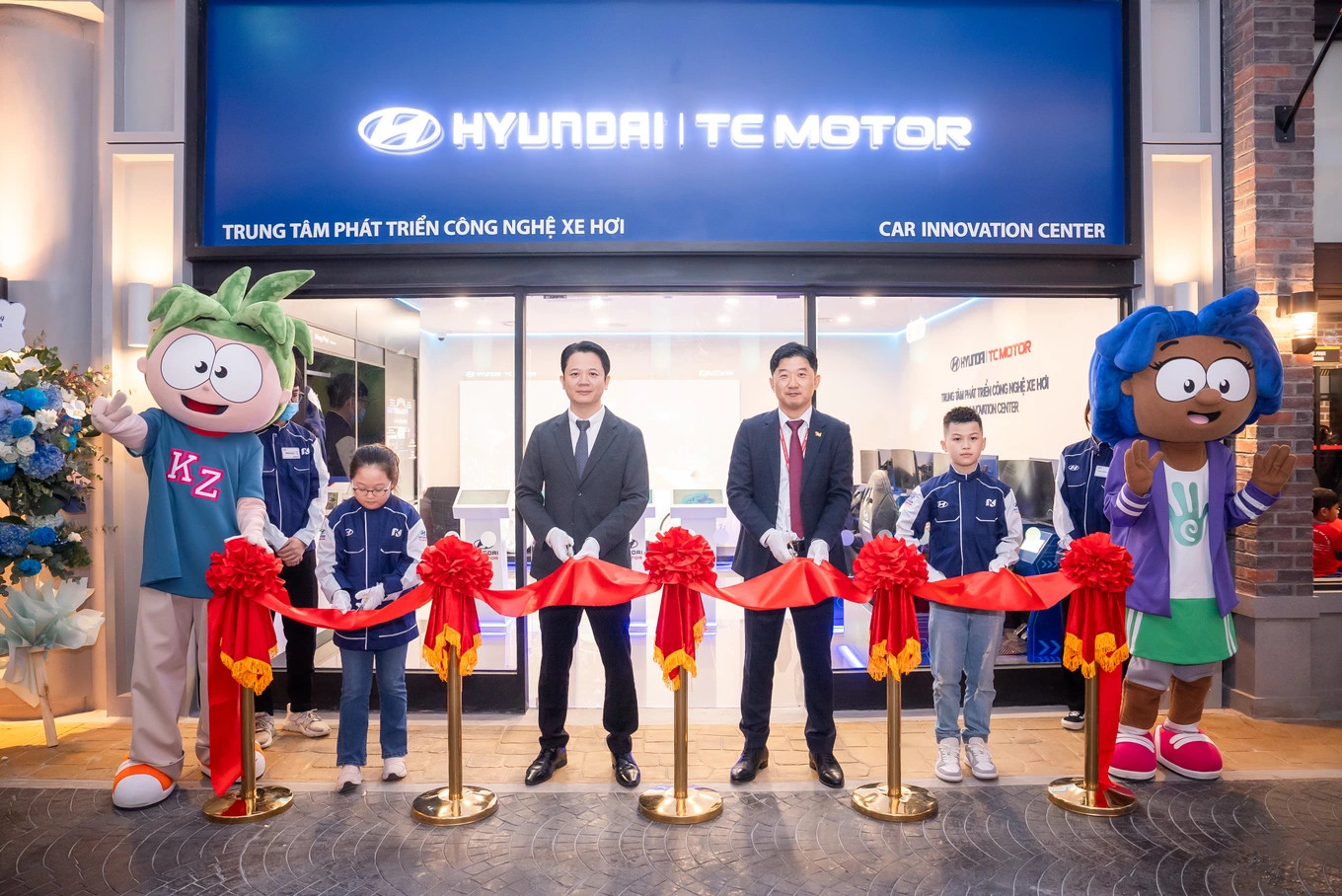 Đại diện KidZania Hà Nội và Hyundai Thành Công Việt Nam cắt băng khai trương trung tâm phát triển công nghệ xe hơi.