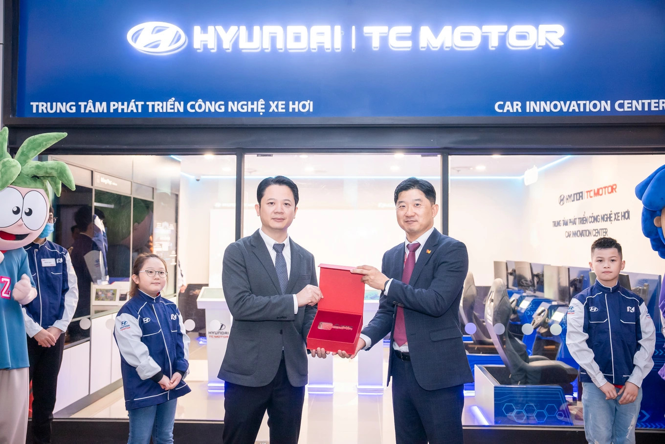 Đại diện KidZania Hà Nội và Hyundai Thành Công Việt Nam thực hiện nghi thức trao chìa khóa tại sự kiện.