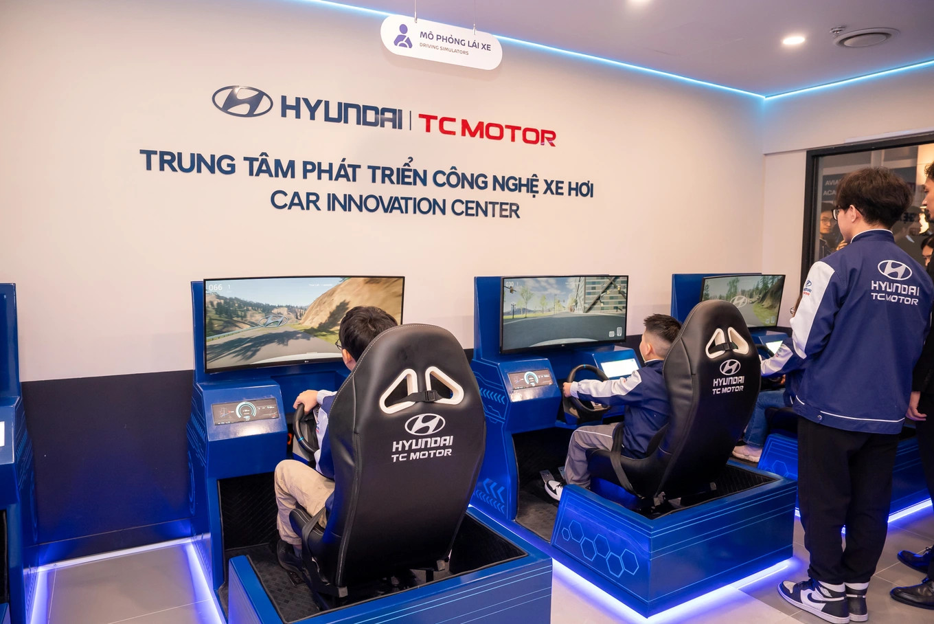 Các bạn nhỏ trải nghiệm tại trung tâm phát triển công nghệ xe hơi.