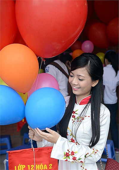 Đây là năm thứ hai Hồng Anh dự lễ khai giảng tại trường THPT Amsterdam – nơi cô đang là giáo viên dạy Toán. Đây là năm thứ hai Hồng Anh dự lễ khai giảng tại trường THPT Amsterdam – nơi cô đang là giáo viên dạy Toán