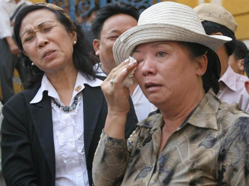 Bà Phạm Xuân Thái (trái) và mẹ Trương Tấn Hải khóc khi nhìn thấy Hải bị đưa lên xe trở về trại giam sau buổi xét hỏi sáng nay. Ảnh : Hữu Vinh Bà Phạm Xuân Thái (trái) và mẹ Trương Tấn Hải khóc khi nhìn thấy Hải bị đưa lên xe trở về trại giam sau buổi xét hỏi sáng nay. Ảnh : Hữu Vinh