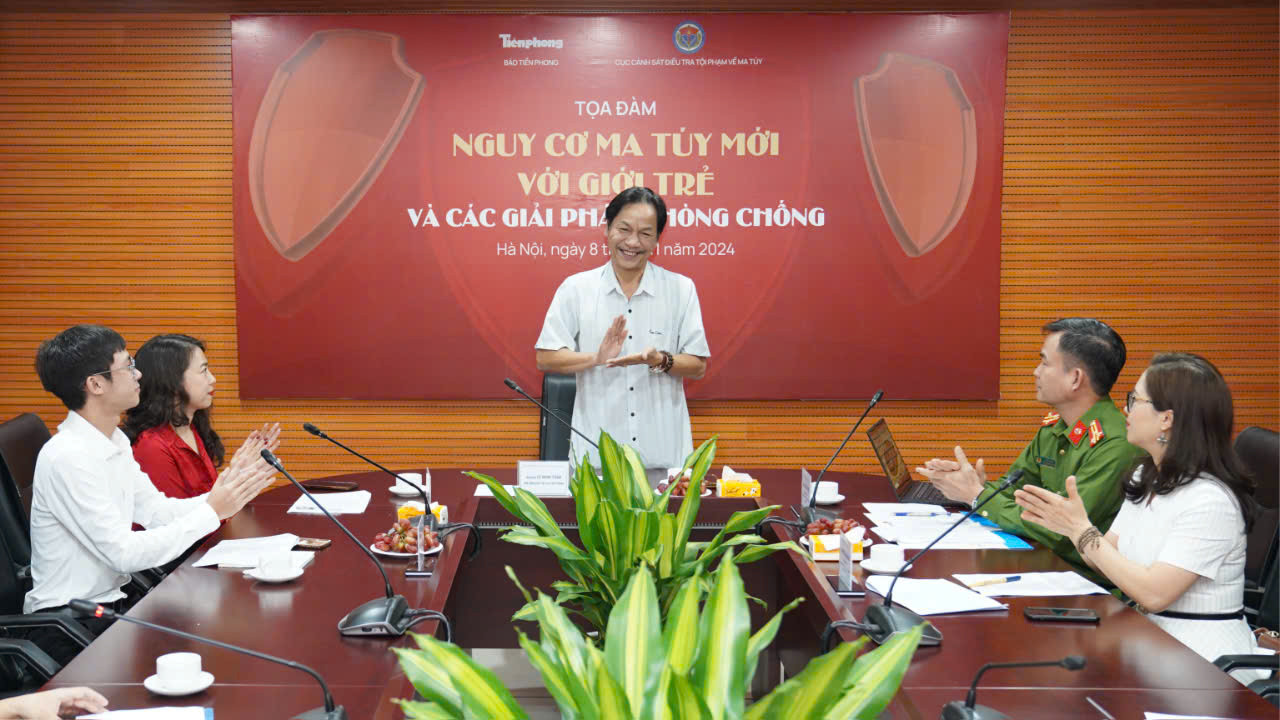 Nhà báo Lê Minh Toản, Phó Tổng biên tập Báo Tiền Phong (đứng giữa) và các khách mời tọa đàm. Ảnh: Hoàng Mạnh Thắng Nhà báo Lê Minh Toản, Phó Tổng biên tập Báo Tiền Phong (đứng giữa) và các khách mời tọa đàm. Ảnh: Hoàng Mạnh Thắng