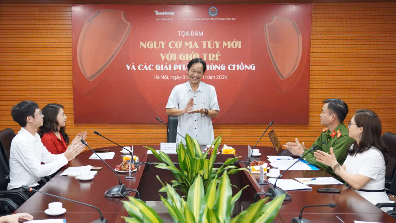 Nhà báo Lê Minh Toản, Phó Tổng biên tập Báo Tiền Phong (đứng giữa) và các khách mời tọa đàm. Ảnh: Hoàng Mạnh Thắng