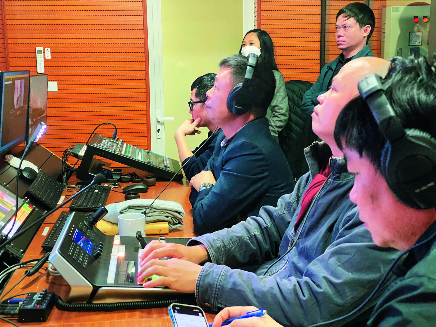 Báo Tiền Phong đang sở hữu một trường quay cùng các trang thiết bị hiện đại, đáp ứng yêu cầu sản xuất các sản phẩm báo chí dưới dạng video chất lượng cao, mở rộng phát triển các bản tin video, bàn tròn trực tuyến, talkshow… Báo Tiền Phong đang sở hữu một trường quay cùng các trang thiết bị hiện đại, đáp ứng yêu cầu sản xuất các sản phẩm báo chí dưới dạng video chất lượng cao, mở rộng phát triển các bản tin video, bàn tròn trực tuyến, talkshow…