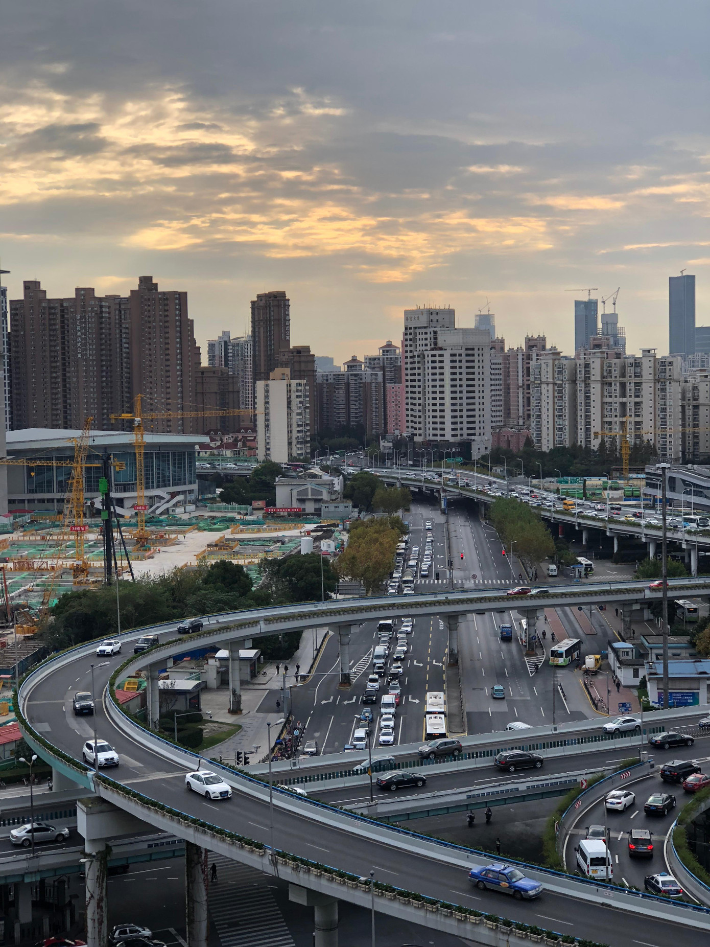 Thành phố Thượng Hải, Trung Quốc với 6-7 tầng đường trên cao đan xen. Ảnh: Thái An. Thành phố Thượng Hải, Trung Quốc với 6-7 tầng đường trên cao đan xen. Ảnh: Thái An.