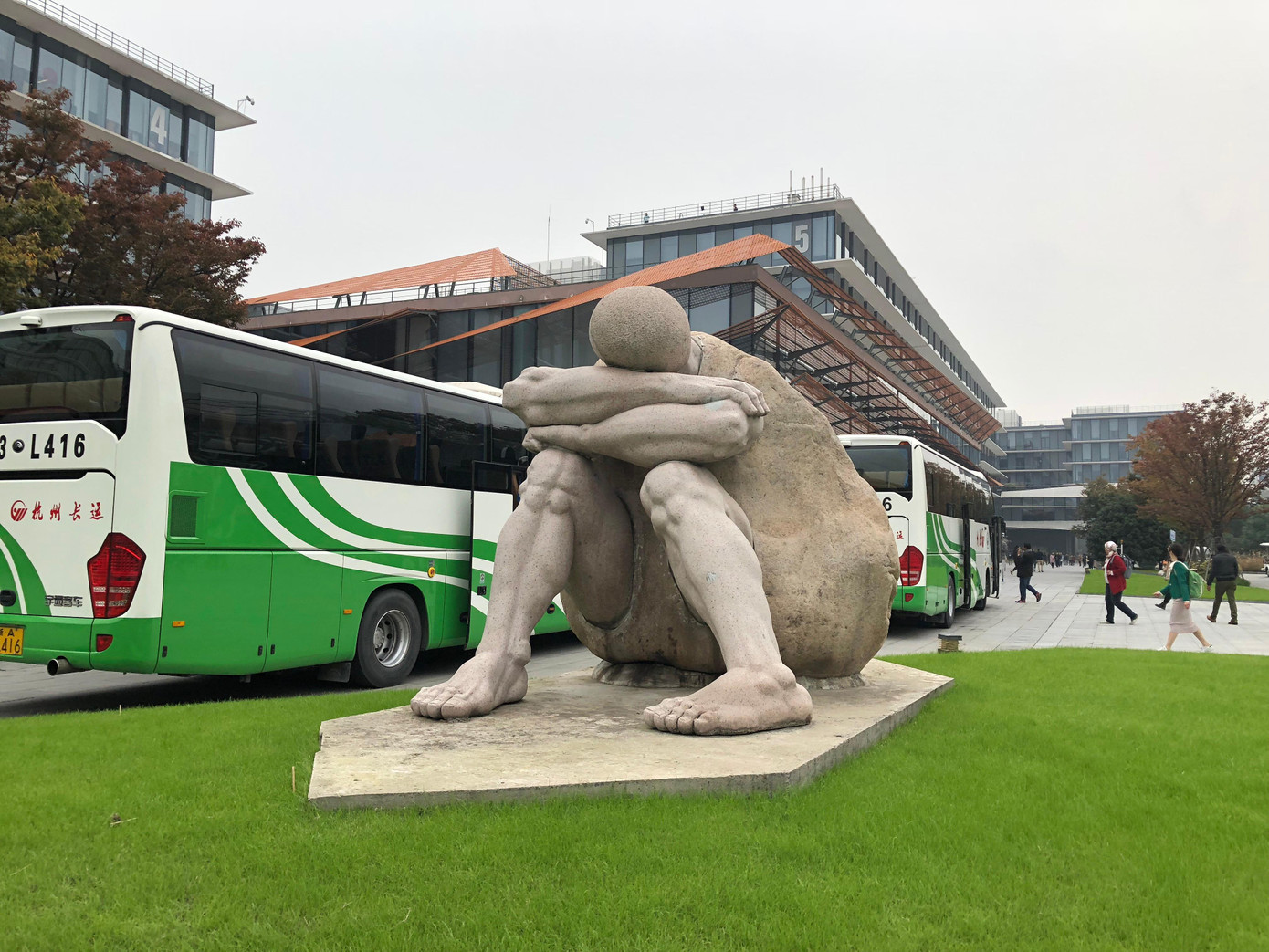 Tượng người rùa trong khuôn viên tổng hành dinh tập đoàn công nghệ Alibaba của Trung Quốc ở thành phố Hàng Châu. Ảnh: Thái An. Tượng người rùa trong khuôn viên tổng hành dinh tập đoàn công nghệ Alibaba của Trung Quốc ở thành phố Hàng Châu. Ảnh: Thái An.