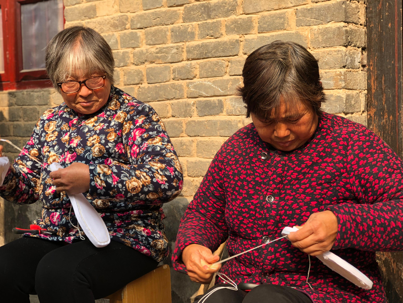 Người già ở một vùng quê nghèo tỉnh Hà Nam, Trung Quốc khâu dép để kiếm thu nhập. Ảnh: Thái An. Người già ở một vùng quê nghèo tỉnh Hà Nam, Trung Quốc khâu dép để kiếm thu nhập. Ảnh: Thái An.