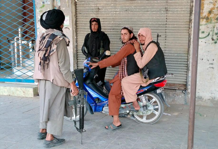 Các tay súng Taliban tuần tra ở tỉnh Farah của Afghanistan hôm 11/8. Ảnh: AP. Các tay súng Taliban tuần tra ở tỉnh Farah của Afghanistan hôm 11/8. Ảnh: AP.