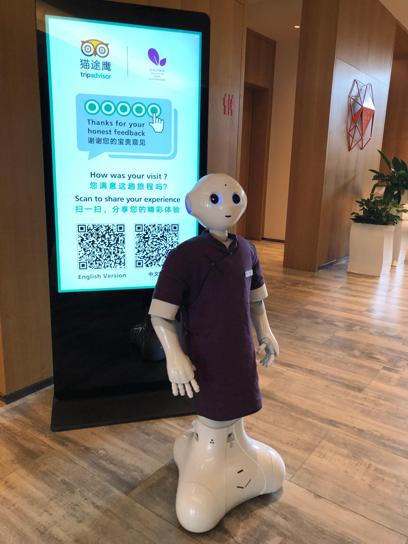 Robot chào khách trong một nhà hàng ở tỉnh Hà Bắc, Trung Quốc. Ảnh: Thái An. Robot chào khách trong một nhà hàng ở tỉnh Hà Bắc, Trung Quốc. Ảnh: Thái An.