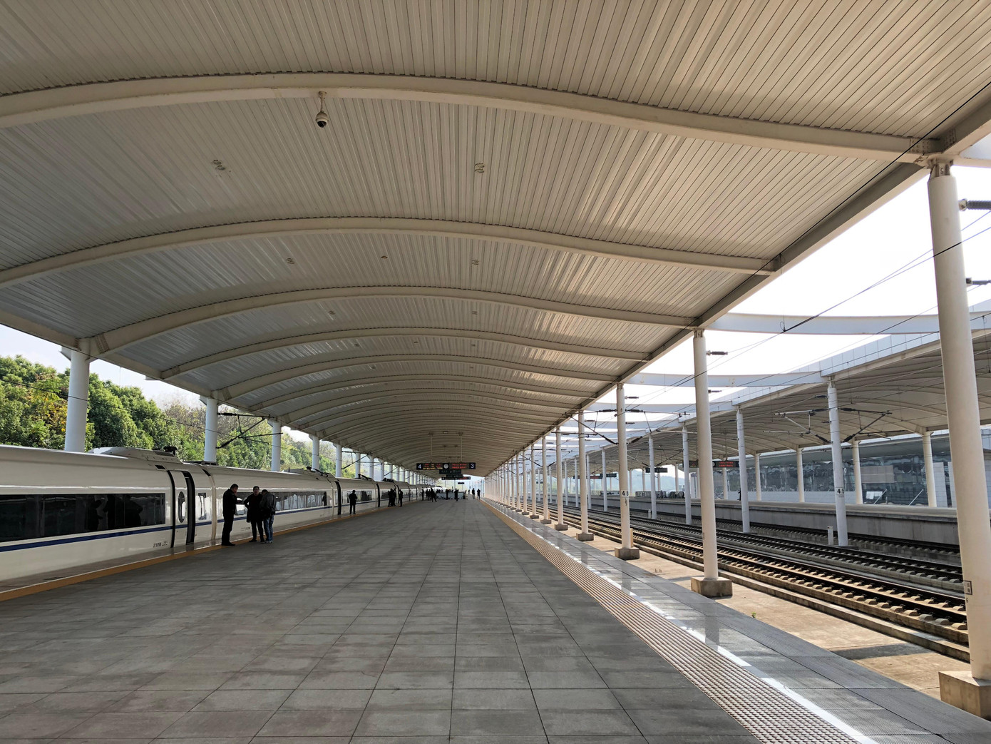 Một trạm dừng trên tuyến đường sắt cao tốc nối Bắc Kinh với nhiều tỉnh thành khác của Trung Quốc. Ảnh: Thái An. Một trạm dừng trên tuyến đường sắt cao tốc nối Bắc Kinh với nhiều tỉnh thành khác của Trung Quốc. Ảnh: Thái An.