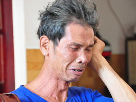 Ông Phạm Học khóc nấc khi có người hỏi thông tin về con. Ảnh: Phú Đức