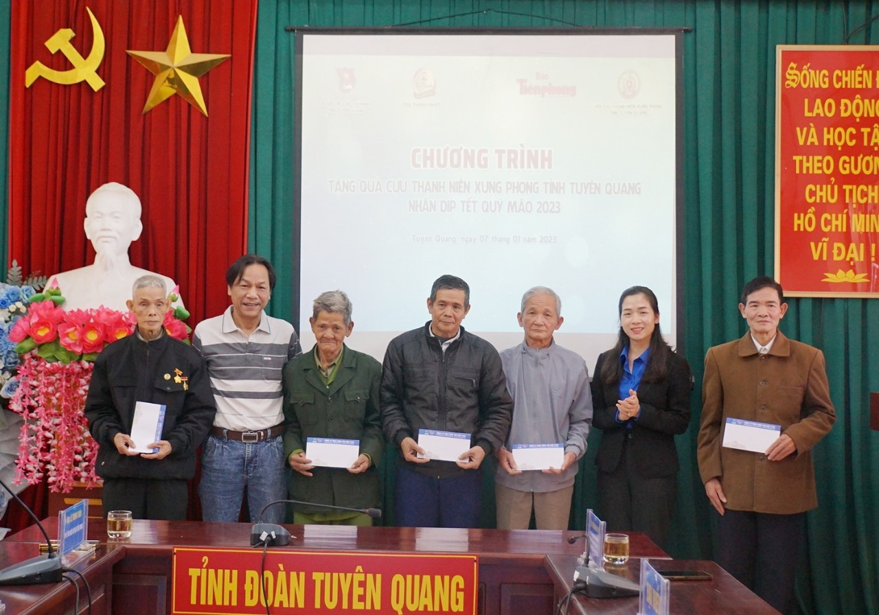 Phó Tổng biên tập báo Tiền Phong Lê Minh Toản và chị Dương Minh Nguyệt, Bí thư Tỉnh Đoàn Tuyên Quang (thứ 2 từ trái sang) chụp ảnh lưu niệm cùng các cựu TNXP