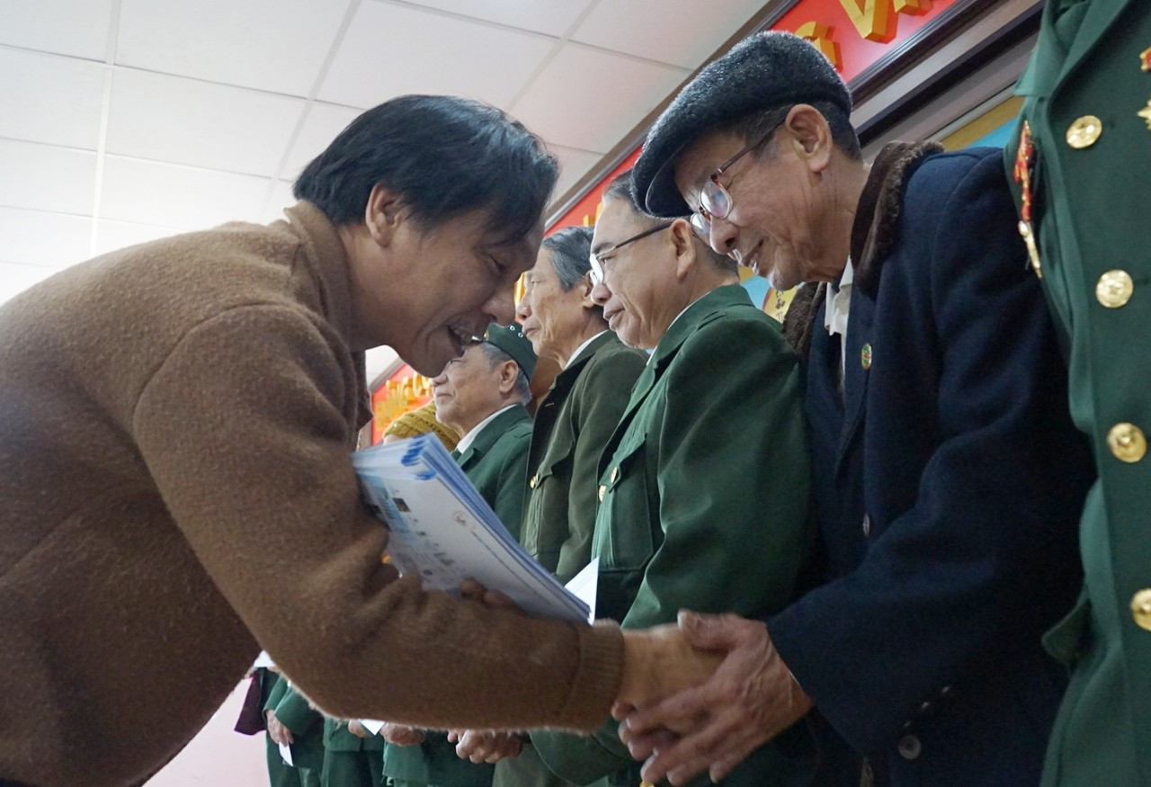 Phó Tổng Biên tập báo Tiền Phong thay mặt Tập đoàn Tân Hiệp Phát trao quà cho các cựu TNXP Lào Cai