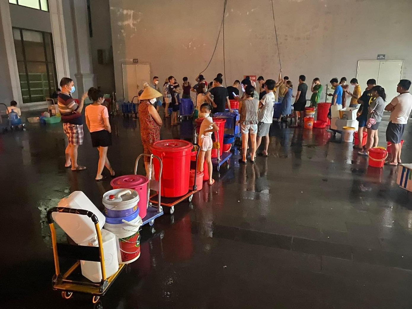 Cư dân Hateco phải rồng rắn xếp hàng trong đêm như thời bao cấp để lấy nước sạch về dùng.