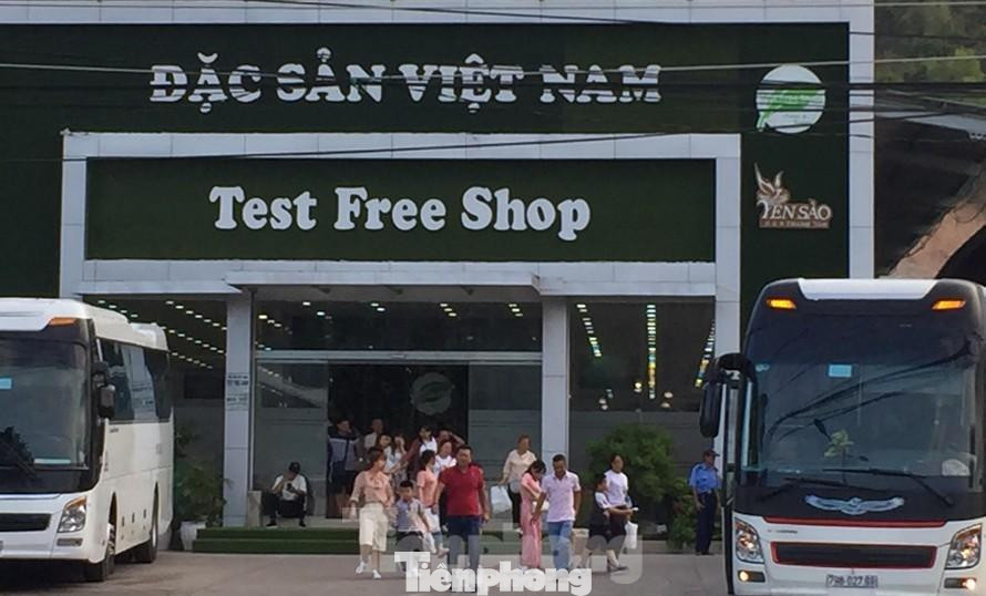 Cửa hàng Đặc sản Việt Nam xây trái phép chuyên đón khách nước ngoài. Cửa hàng Đặc sản Việt Nam xây trái phép chuyên đón khách nước ngoài.