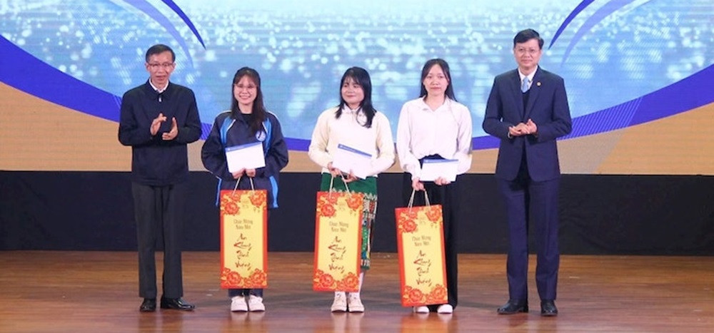 GS.TS Nguyễn Văn Minh (ngoài cùng bên trái) trao học bổng của Quỹ đồng hànhhọc sinh, sinh viên vùng khó khăn năm 2025. Ảnh: N.H GS.TS Nguyễn Văn Minh (ngoài cùng bên trái) trao học bổng của Quỹ đồng hànhhọc sinh, sinh viên vùng khó khăn năm 2025. Ảnh: N.H