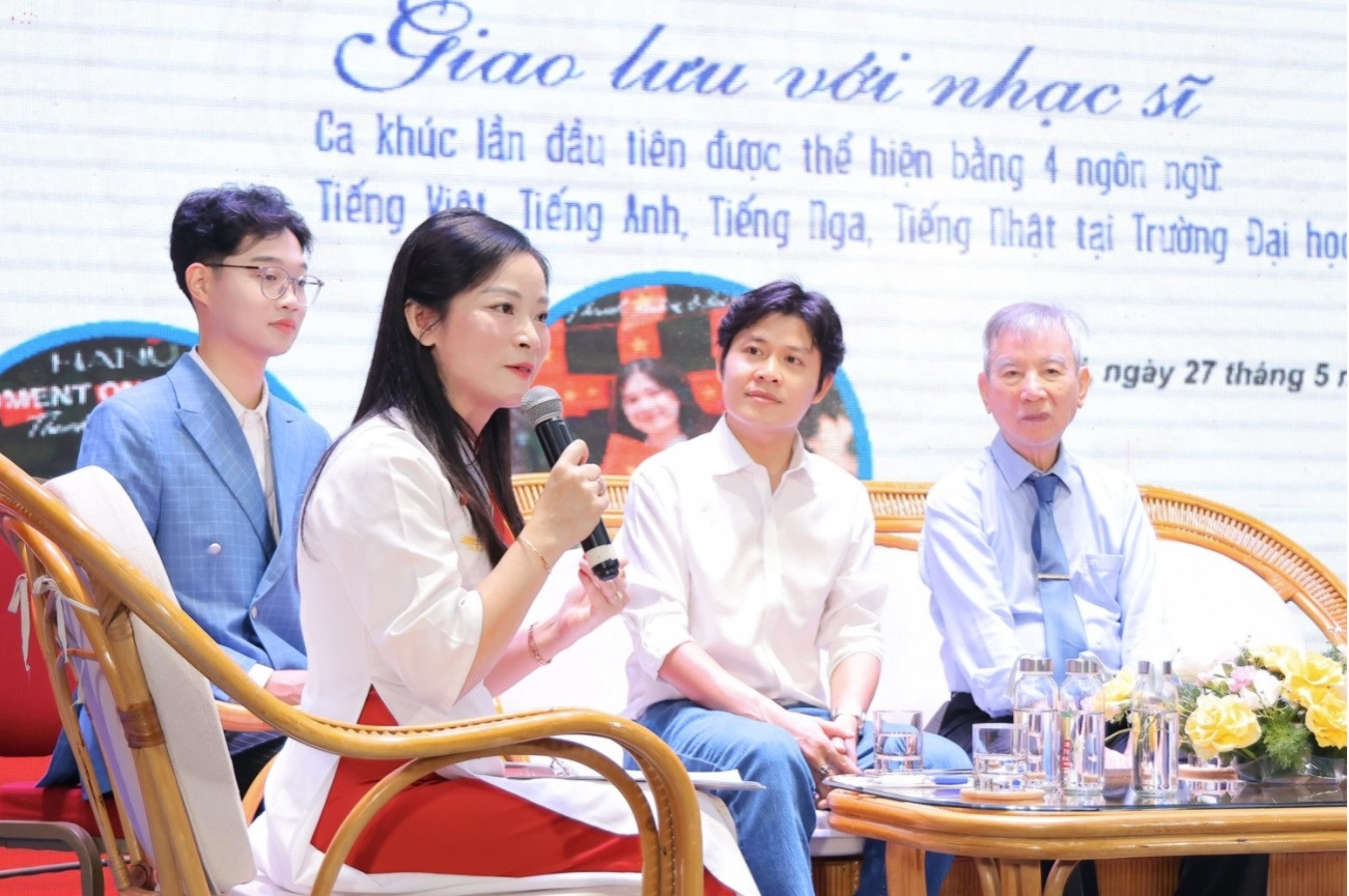 Các dịch giả tọa đàm cùng nhạc sĩ Nguyễn Văn Chung (thứ 2 từ phải sang).