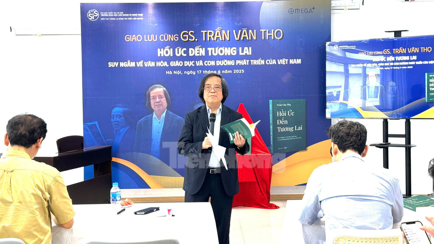 GS. Trần Văn Thọ chia sẻ về cuốn sách "Hồi ức đến tương lai". Ảnh: Nghiêm Huê GS. Trần Văn Thọ chia sẻ về cuốn sách "Hồi ức đến tương lai". Ảnh: Nghiêm Huê