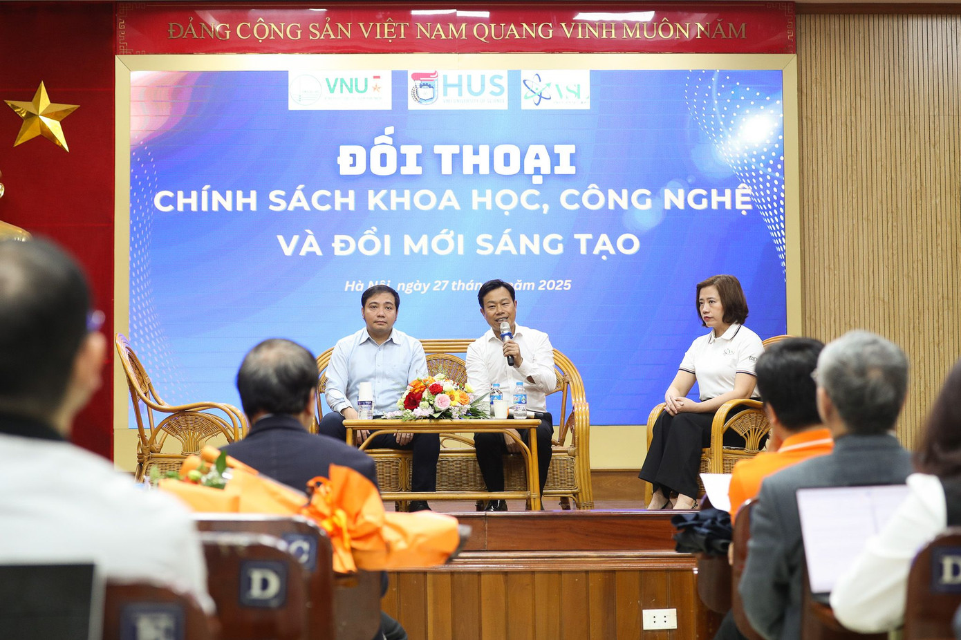 Ban lãnh đạo Đại học Quốc gia Hà Nội đối thoại chính sách khoa học, công nghệ, đổi mới sáng tạo với các nhà khoa học Ban lãnh đạo Đại học Quốc gia Hà Nội đối thoại chính sách khoa học, công nghệ, đổi mới sáng tạo với các nhà khoa học