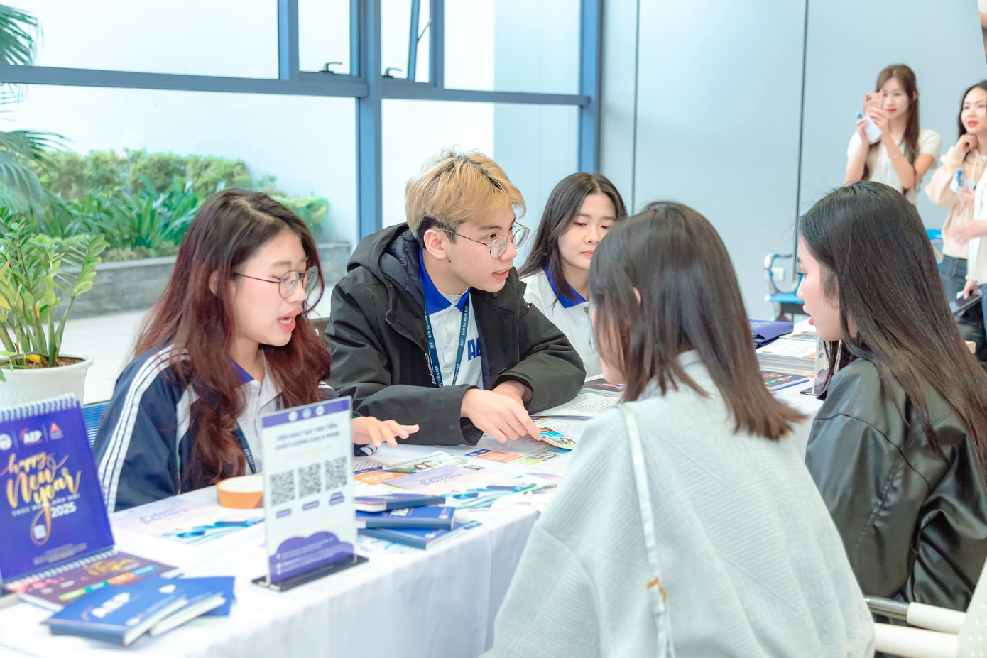 Các khoa đào tạo của Đại học Kinh tế Quốc dân chia sẻ thông tin tuyển sinh năm 2025 với thí sinh. Các khoa đào tạo của Đại học Kinh tế Quốc dân chia sẻ thông tin tuyển sinh năm 2025 với thí sinh.