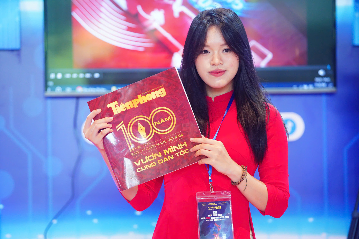 Bên cạnh các yếu tố chuyển đổi số, các ấn phẩm báo giấy Tiền Phong vẫn tạo dấu ấn với bạn đọc từ trang bìa đến trang nội dung. Ấn phẩm đặc biệt chào mừng 100 năm báo chí cách mạng Việt Nam với thiết kế khổ vuông thu hút bạn đọc. Bên cạnh các yếu tố chuyển đổi số, các ấn phẩm báo giấy Tiền Phong vẫn tạo dấu ấn với bạn đọc từ trang bìa đến trang nội dung. Ấn phẩm đặc biệt chào mừng 100 năm báo chí cách mạng Việt Nam với thiết kế khổ vuông thu hút bạn đọc.