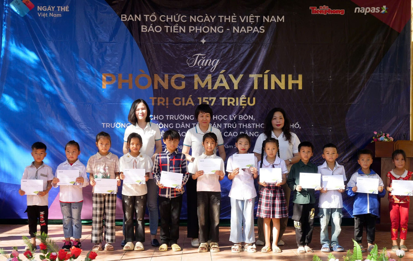 Các em học sinh Trường Tiểu học Lý Bôn nhận học bổng từ ban tổ chức. Ảnh: Mạnh Thắng