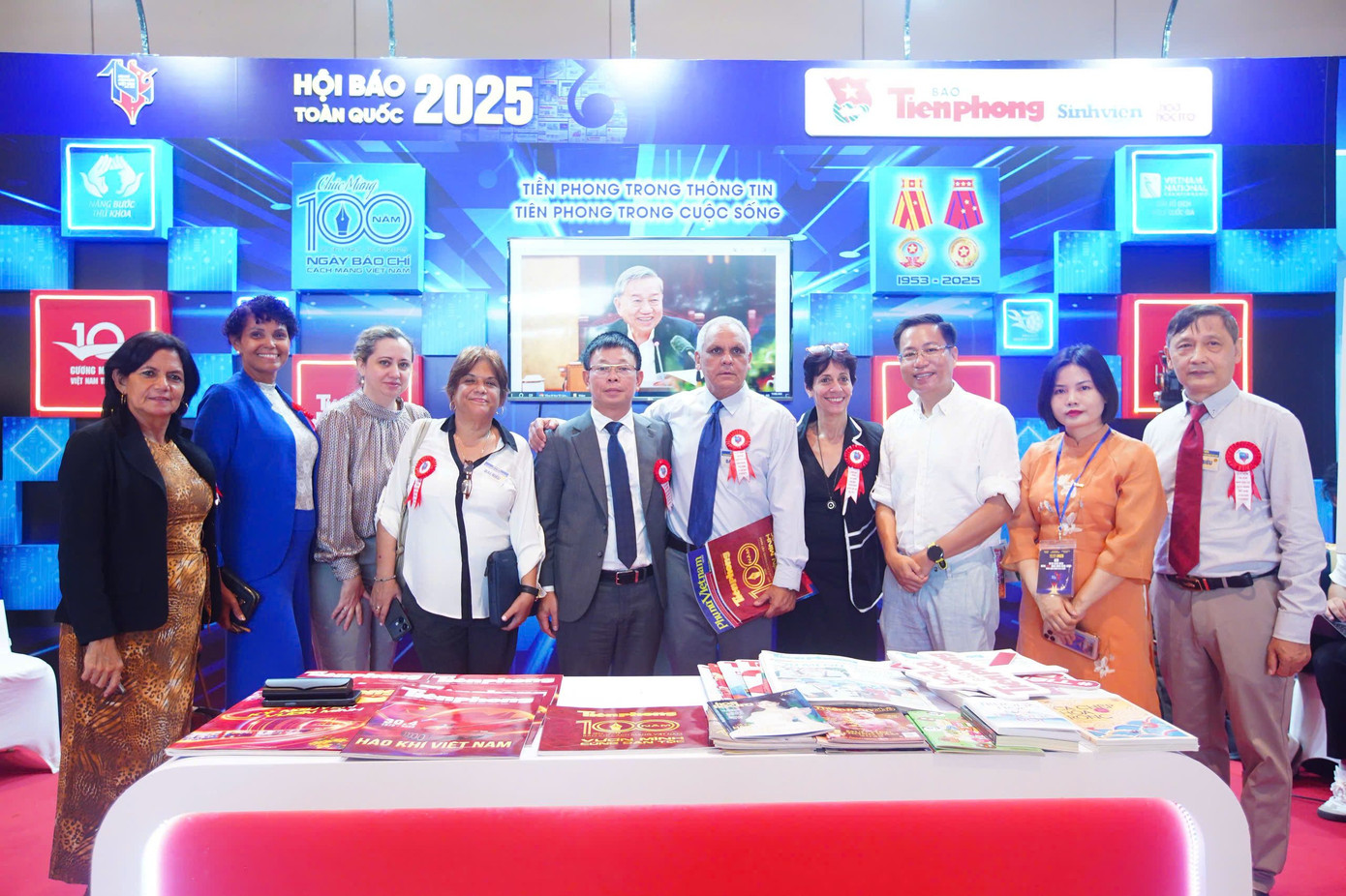 Nhà báo Phùng Công Sưởng, Tổng Biên tập báo Tiền Phong tiếp đón nhóm nhà báo nước ngoài dự lễ kỷ niệm 100 năm báo chí cách mạng Việt Nam. Gian trưng bày thu hút các nhà báo quốc tế ở yếu tố công nghệ, các ấn phẩm phong phú. Nhà báo Phùng Công Sưởng, Tổng Biên tập báo Tiền Phong tiếp đón nhóm nhà báo nước ngoài dự lễ kỷ niệm 100 năm báo chí cách mạng Việt Nam. Gian trưng bày thu hút các nhà báo quốc tế ở yếu tố công nghệ, các ấn phẩm phong phú.