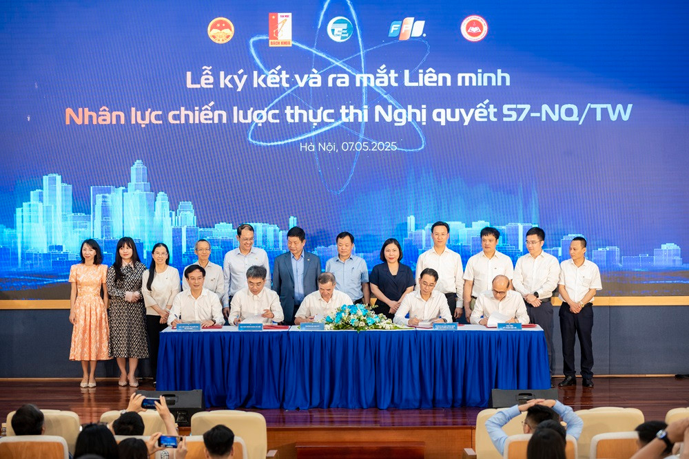 Đại diện 5 cơ sở giáo dục đại học kí kết thành lập Liên minh Nhân lực chiến lược thực thi Nghị quyết 57.