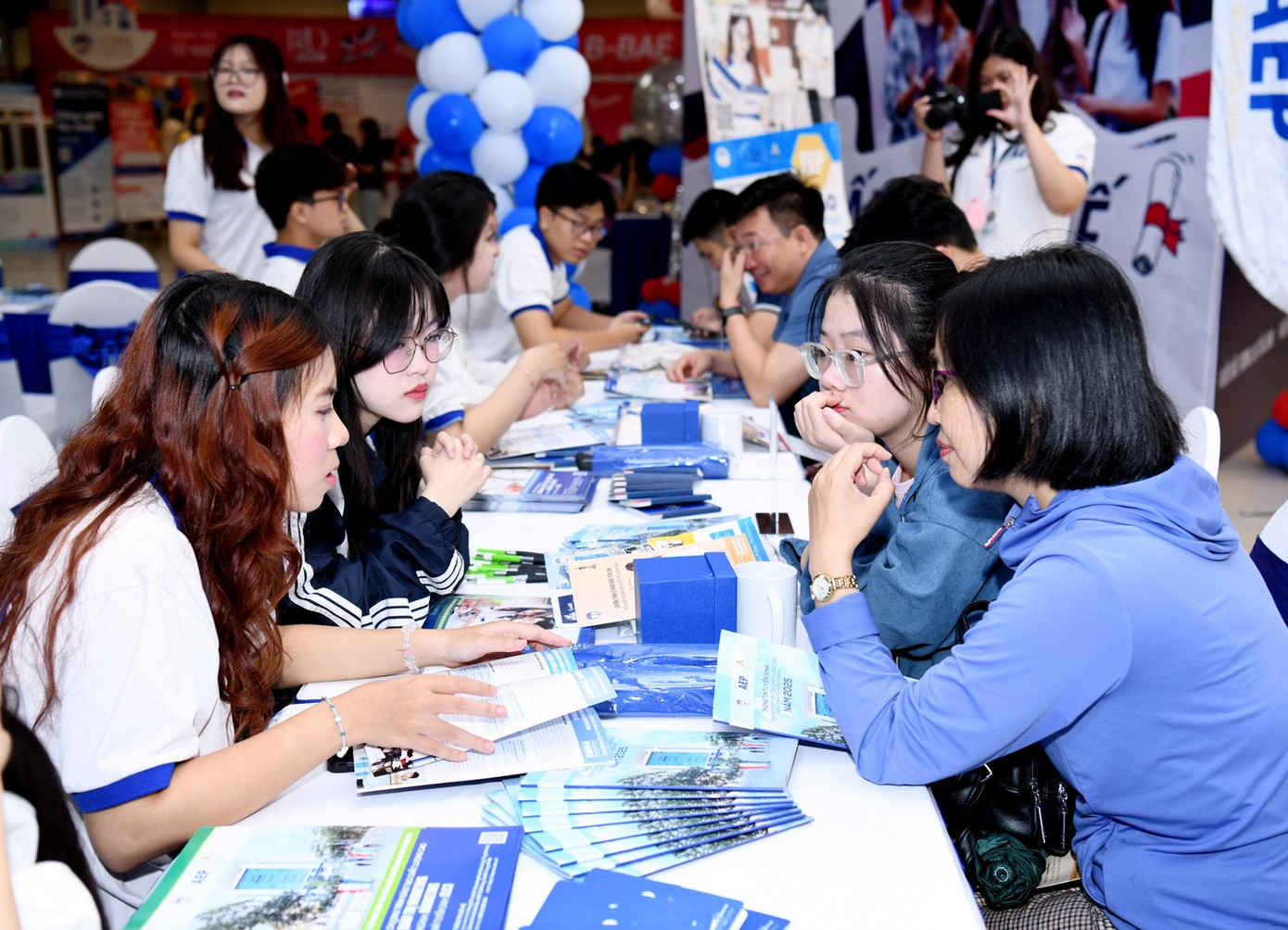 Phụ huynh, học sinh tìm hiểu thông tin tuyển sinh tại Ngày hội thuyển sinh Đại học Kinh tế Quốc dân