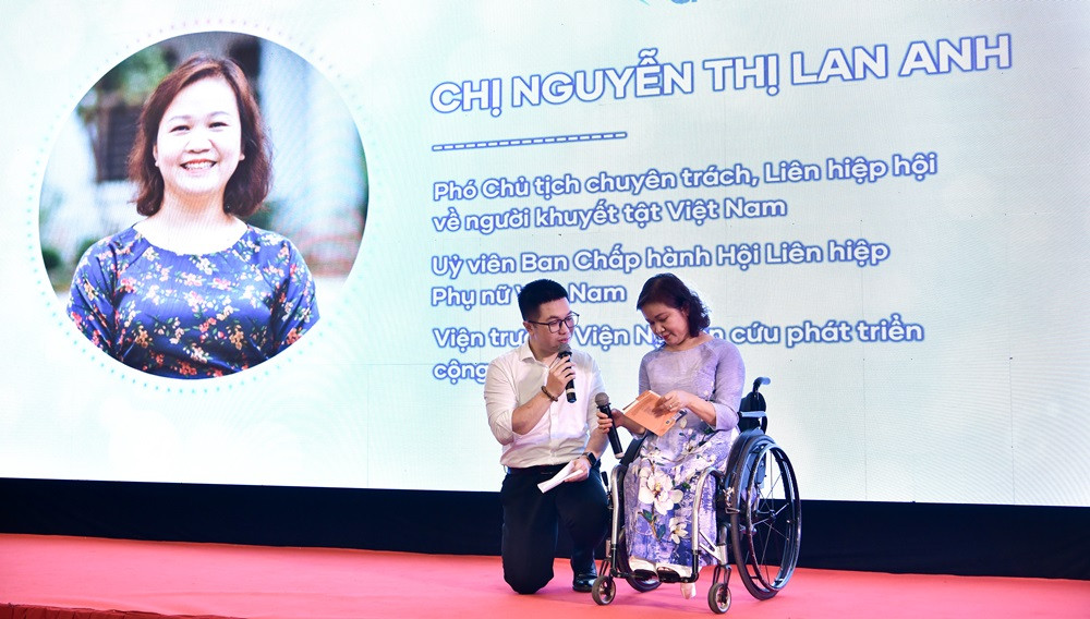 Bà Nguyễn Thị Lan Anh - Viện trưởng Viện Nghiên cứu Phát triển Cộng đồng ACDC- trò chuyện với sinh viên về cuốn sách &quot;Không có đá quá mềm&quot;.