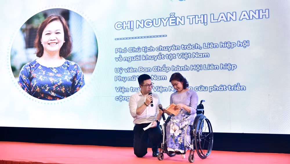 Bà Nguyễn Thị Lan Anh - Viện trưởng Viện Nghiên cứu Phát triển Cộng đồng ACDC- trò chuyện với sinh viên về cuốn sách "Không có đá quá mềm". Bà Nguyễn Thị Lan Anh - Viện trưởng Viện Nghiên cứu Phát triển Cộng đồng ACDC- trò chuyện với sinh viên về cuốn sách "Không có đá quá mềm".