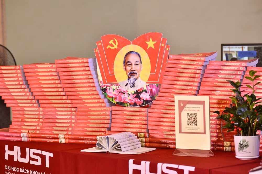 Mô hình sách nghệ thuật Hoa sen dâng Bác của sinh viên Đại học Bách khoa Hà Nội. Mô hình sách nghệ thuật Hoa sen dâng Bác của sinh viên Đại học Bách khoa Hà Nội.