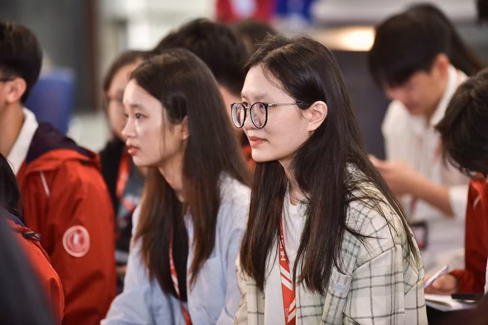 Sinh viên Đại học Bách khoa Hà Nội lắng nghe chia sẻ của các diễn giả tại Ngày Sách và Văn hóa đọc Việt Nam 2025. Sinh viên Đại học Bách khoa Hà Nội lắng nghe chia sẻ của các diễn giả tại Ngày Sách và Văn hóa đọc Việt Nam 2025.